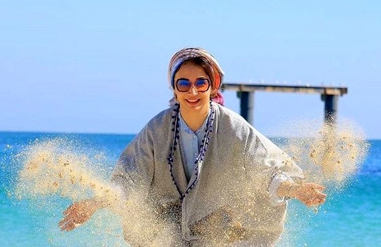 شبنم قلی خانی هنگام شن بازی تیپ ساحلی زده است.