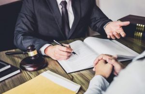 چطور بهترین وکیل را انتخاب کنیم؟