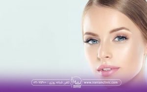 خانمی که بعد از انجام اندولیفت خود راضی است و به روبه رو نگاه میکند